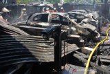 Sejumlah mobil yang ikut terbakar dalam kebakaran Pasar Bendul Merisi Surabaya, Sabtu (16/11). Kebakaran Pasar Bendul Merisi menghanguskan puluhan lapak dan sejumlah kendaraan bermotor yang berdada tidak jauh lokasi kebakaran. Antara Jatim/Didik S/ZK