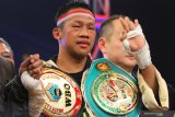 Petinju Indonesia, Daud Yordan melakukan selebrasi usai mengalahkan petinju Afrika Selatan, Michael Mokoena dalam pertandingan perebutan gelar juara dunia tinju kelas ringan super 63,50 kilogram versi International Boxing Association (IBA) dan World Boxing Organization (WBO) di Batu, Jawa Timur, Minggu (17/11/2019). Daud Yordan menang TKO atas Michael Mokoena di ronde ke-8. Antara Jatim/Ari Bowo Sucipto/zk