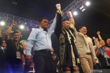 Petinju Indonesia, Daud Yordan (tiga kanan) melakukan selebrasi usai mengalahkan  petinju Afrika Selatan, Michael Mokoena ) dalam pertandingan perebutan gelar juara dunia tinju kelas ringan super 63,50 kilogram versi International Boxing Association (IBA) dan World Boxing Organization (WBO) di Batu, Jawa Timur, Minggu (17/11/2019). Daud Yordan menang TKO atas Michael Mokoena di ronde ke-8. Antara Jatim/Ari Bowo Sucipto/zk