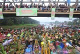 Pedagang pasar terapung mengikuti Festival Pesona Pasar Terapung Lok Baintan 2019 di desa Lok Baintan, Kabupaten Banjar, Kalimantan Selatan, Minggu (17/11/2019). Festival Pesona Pasar Terapung Lok Baintan yang diikuti ratusan pedagang tersebut menjadi ajang promosi pariwisata Kalsel. Foto Antaranews Kalsel/Bayu Pratama S.