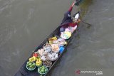 Pedagang pasar terapung mengikuti Festival Pesona Pasar Terapung Lok Baintan 2019 di desa Lok Baintan, Kabupaten Banjar, Kalimantan Selatan, Minggu (17/11/2019). Festival Pesona Pasar Terapung Lok Baintan yang diikuti ratusan pedagang tersebut menjadi ajang promosi pariwisata Kalsel. Foto Antaranews Kalsel/Bayu Pratama S.