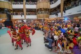 Sejumlah penari melakukan tarian saat tampil pada gelaran Indonesia Menari 2019 di salah satu pusat perbelanjaan di Bandung, Jawa Barat, Minggu (17/11/2019). Indonesia Menari 2019 yang diadakan di tujuh Kota di Indonesia tersebut diikuti oleh 7.000 peserta dengan tujuan untuk mengajak masyarakat Indonesia untuk lebih dekat dengan tarian tradisional Indonesia yang dikemas secara modern. ANTARA JABAR/Raisan Al Farisi/agr