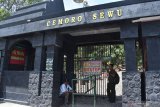 Petugas berjaga di gerbang jalur pendakian Gunung Lawu di Cemoro Sewu, Magetan, Jawa Timur, Minggu (17/11/2019). Seluruh jalur pendakian menuju puncak Gunung Lawu ditutup akibat terbakarnya hutan di kawasan gunung tersebut sejak Jumat (15/11) dan hingga Minggu belum padam. Antara Jatim/Siswowidodo/zk.