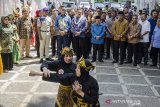 Jaksa Agung RI ST Burhanuddin (tengah) didampingi Gubernur Jawa Barat Ridwan Kamil (keempat kanan), Ketua Umum Paguyuban Pasundan HM Didi Turmudzi (kelima kanan) dan Dewan Pangaping Paguyuban Pasundan TB Hasanuddin (Kelima kiri) melihat kesenian pencak silat saat melakukan kunjungan di Paguyuban Pasundan, Bandung, Jawa Barat, Minggu (17/11/2019). Kunjungan Jaksa Agung ke Paguyuban Pasundan tersebut untuk bersilaturahmi dengan sejumlah tokoh Jawa Barat serta memberikan informasi akan visi dan misi dalam menegakkan keadilan dan hukum di Indonesia. ANTARA JABAR/Novrian Arbi/agr