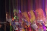 Sejumlah pelajar membaca puisi saat pentas teater Bulan Pahlawan yang diselenggarakan Dinas Kebudayaan Pariwisata Kepemudaan dan Olah Raga di Kota Kediri, Jawa Timur, Sabtu (16/11/2019) malam. Kegiatan yang menampilkan sejumlah sanggar teater tingkat SMP hingga Perguruan Tinggi tersebut guna menumbuh kembangkan semangat nasionalisme sekaligus sebagai sarana ruang berekspresi pemuda. Antara Jatim/Prasetia Fauzani/zk.