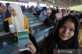 Peserta mengikuti simulasi (try out) tes Calon Pegawai Negeri Sipil (CPNS) dengan menggunakan handphone android di stadion H Dimurthala, Banda Aceh, Aceh, Minggu (17/11/2019). Try out untuk para CPNS yang difasilitasi anggota Dewan Perwakilan Rakyat Aceh (DPRA) dari Partai Nanggroe Aceh (PNA) Darwati A Gani dan diselenggrakan lembaga Teknos Genius diikuti 10.000 peserta lebih untuk melatih kesiapan peserta untuk mengikuti ujian CPNS 2020. Antara Aceh/Irwansyah Putra.