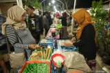 Pengunjung memilih makanan di Pasar kuliner tradisional Olehsari, Banyuwangi, Jawa Timur, Sabtu (16/11/2019). Pasar yang dibuka setiap hari Sabtu malam itu, selain mampu memberikan dampak ekonomi kepada warga juga sebagai pilihan wisatawan untuk mencari kuliner khas suku Osing di Banyuwangi. Antara Jatim/Budi Candra Setya/zk.