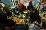 Pengunjung memilih makanan di Pasar kuliner tradisional Olehsari, Banyuwangi, Jawa Timur, Sabtu (16/11/2019). Pasar yang dibuka setiap hari Sabtu malam itu, selain mampu memberikan dampak ekonomi kepada warga juga sebagai pilihan wisatawan untuk mencari kuliner khas suku Osing di Banyuwangi. Antara Jatim/Budi Candra Setya/zk.