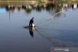 Menangkap ikan di waduk