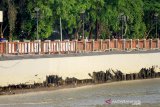 Dinding siring sungai Martapura tampak mengalami kerusakan di jalan Kapten Piere Tandean, Banjarmasin, Kalimantan Selatan, Senin (18/11/2019). Dinding siring yang tampak mengalami kerusakan tersebut mengurangi keindahan salah satu tempat wisata andalan Kota Banjarmasin. Foto Antaranews Kalsel/Bayu Pratama S.