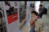 Wisatawan mengamati pameran foto Armada Hitam untuk memperingati 70 tahun hubungan diplomatik Indonesia Australia di Monumen Perjuangan Rakyat Bali, Denpasar, Bali, Senin (18/11/2019). Pameran foto yang digelar Konsulat Jenderal Australia bekerja sama dengan Museum Maritim Nasional Australia dan Pemerintah Provinsi Bali tersebut menceritakan tentang dukungan Australia untuk kemerdekaan Indonesia dengan pelarangan kapal-kapal Belanda yang membawa tentara dan senjata ke Indonesia pada akhir pendudukan Jepang tahun 1945 hingga pengakuan kemerdekaan Indonesia oleh PBB pada tahun 1949. ANTARA FOTO/Nyoman Hendra Wibowo/nym.