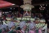 Panitia mengangkat gunungan tumpeng raksasa atau bucengan dalam rangkaian ritual bersih nagari di Tulungagung, Jawa Timur, Senin (18/11/2019). Tradisi tahunan yang diikuti seluruh pejabat OPD dengan mengenakan pakaian adat Jawa itu digelar dalam rangka memeringati HUT ke-804 Kabupaten Tulungagung. Antara Jatim/Destyan Sujarwoko/zk