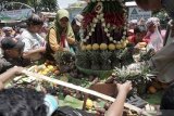 Warga berebut isi gunungan buah 