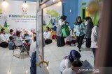 Pengajar bersama relawan memberikan pelajaran kepada siswa-siswi berkebutuhan khusus di sekolah Dreamable PKBM Hidayah, Bojongsoang, Kabupaten Bandung, Jawa Barat, Senin (18/11/2019). PT. Pertamina menyelenggarakan Pertamina Energi Negeri dengan memberikan bantuan dan sesi mengajar serta informasi  kepada anak berkebutuhan khusus di sekolah tersebut sehingga mampu menjadi inspirasi. ANTARA JABAR/Novrian Arbi/agr