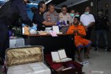 Petugas menunjukkan tersangka warga negara asing dari India beserta barang bukti narkoba saat ungkap kasus narkoba jenis sabu di Kantor Pengawasan dan Pelayanan Bea dan Cukai (KPPBC) Tipe Madya Pabean Juanda, Sidoarjo, Jawa Timur, Senin (18/11/2019). Direktorat Jenderal Bea dan Cukai bekerja sama dengan Satuan Tugas Pengamanan (Satgas Pam) Bandara Internasional Juanda berhasil menggagalkan upaya penyelundupan naroba jenis sabu seberat 1,3 Kg yang disembunyikan di dalam kotak perhiasan. Antara Jatim/Umarul Faruq/zk