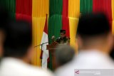 Menteri Agama Fachrul Razi menyampaikan pengarahan dihadapan kepada Aparatur Sipil Negara (ASN) Kemenag dan civitas akademika Universitas Islam Negeri (UIN) Ar-Raniry di Banda Aceh, Senin (18/11/2019). Pada kunjungan kerja selama dua hari, Menteri Agama Fachrul Razi menggelar pertemuan dengan para ulama, menghadiri perayaan maulid akbar di Unsyiah serta memberikan pengarahan kepada ASN Kementerian Agama Aceh agar menjadi garda terdepan mencegah paham radikalisme. Antara Aceh/ Irwansyah Putra.