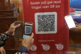 Kepala Tim Sistem Pembayaran Pengelolaan Uang Rupiah dan Layanan Administrasi, Nasrullah (kiri) melakukan scan Guick Response (QR) code kotak amal di Masjid Agung Kota Kediri, Jawa Timur, Selasa (19/11/2019). Bank Indonesia telah melakukan elektronofikasi kotak amal pada sedikitnya seribu rumah ibadah di Jawa Timur guna mempermudah masyarakat beramal sekaligus mendorong ekonomi syariah di Indonesia. Antara Jatim/Prasetia Fauzani/zk.