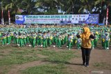 Siswa Taman Kanak-kanak (TK) melakukan tarian Bajul Ijo dalam Festival HAM 2019 di Alun-alun Jember, Jawa Timur, Selasa (19/11/2019). Sebanyak 5.273 anak TK Se-Kab Jember menari kolosal untuk memecahkan Rekor Muri sekaligus memeriahkan pembukaan Festival HAM ke-6 tahun 2019. Antara Jatim/Seno/zk.