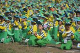 Siswa Taman Kanak-kanak (TK) melakukan tarian Bajul Ijo dalam Festival HAM 2019 di Alun-alun Jember, Jawa Timur, Selasa (19/11/2019). Sebanyak 5.273 anak TK Se-Kab Jember menari kolosal untuk memecahkan Rekor Muri sekaligus memeriahkan pembukaan Festival HAM ke-6 tahun 2019. Antara Jatim/Seno/zk.