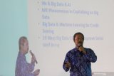 Direktur PT Envy Technologies Indonesia Tbk Mahendra MSC memberikan pemaparan pada Konferensi Big Data Indonesia 2019 di Surabaya, Jawa Timur, Selasa (19/11/2019). Dalam konferensi itu juga dilakukan penandatangan nota kesepahamam (MoU) kerjasama PT Envy Technologies Indonesia Tbk dengan PT Dua Empat Tujuh (S247) dalam mendesain, mengembangkan dan mengimplementasikan teknologi Big Data ber-Kecerdasan Buatan (Artificial Intelligence), IoT (Internet of Thing), teknologi Blockchain, Big Data Cyber Security (Keamanan Siber untuk Big Data), serta untuk mempromosikan hasil produk-produk kerjasama tersebut di negara-negara anggota ASEAN bersama Indonesian Big Data for Sustainable Well Being Initiative. Antara Jatim/Didik S/ZK