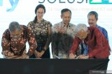 Direktur Utama PT Dua Empat Tujuh (S247) Beno Kunto Pradekso (kiri) bersama Direktur PT Envy Technologies Indonesia Tbk Mohammad Nadzaruddin bin Abd Hamid (kedua kanan) didampingi dengan Direktur PT Envy Technologies Indonesia Tbk Mahendra MSC (kanan) menandatangani nota kesepahamam (MoU) pada Konferensi Big Data Indonesia 2019 di Surabaya, Jawa Timur, Selasa (19/11/2019). Kerjasama ENVY dan S247 itu bertujuan untuk mendesain, mengembangkan dan mengimplementasikan teknologi Big Data ber-Kecerdasan Buatan (Artificial Intelligence), IoT (Internet of Thing), teknologi Blockchain, Big Data Cyber Security (Keamanan Siber untuk Big Data), serta untuk mempromosikan hasil produk-produk kerjasama tersebut di negara-negara anggota ASEAN bersama Indonesian Big Data for Sustainable Well Being Initiative. Antara Jatim/Didik S/ZK