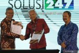 Direktur Utama PT Dua Empat Tujuh (S247) Beno Kunto Pradekso (kiri) berjabat tangan dengan Direktur PT Envy Technologies Indonesia Tbk Mohammad Nadzaruddin bin Abd Hamid (tengah) didampingi dengan Direktur PT Envy Technologies Indonesia Tbk Mahendra MSC (kanan) saat penandatangan nota kesepahamam (MoU) pada Konferensi Big Data Indonesia 2019 di Surabaya, Jawa Timur, Selasa (19/11/2019). Kerjasama ENVY dan S247 itu bertujuan untuk mendesain, mengembangkan dan mengimplementasikan teknologi Big Data ber-Kecerdasan Buatan (Artificial Intelligence), IoT (Internet of Thing), teknologi Blockchain, Big Data Cyber Security (Keamanan Siber untuk Big Data), serta untuk mempromosikan hasil produk-produk kerjasama tersebut di negara-negara anggota ASEAN bersama Indonesian Big Data for Sustainable Well Being Initiative. Antara Jatim/Didik S/ZK