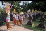 Warga Hindu membawa sesajen dan benda-benda sakral berkeliling saat melakukan upacara adat rangkaian peringatan ke-73 Hari Puputan Margarana di Taman Makam Pahlawan Margarana, Tabanan, Bali, Selasa (19/11/2019). Upacara adat tersebut untuk penyucian di kawasan taman makam pahlawan menjelang peringatan 73 tahun perang Puputan Margarana dan gugurnya I Gusti Ngurah Rai, pada Rabu (20/11). ANTARA FOTO/Nyoman Hendra Wibowo/nym.