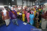 Bunda PAUD Kalsel Raudatul Jannah Sahbirin Noor (dua kiri) menyapa anak-anak saat menghadiri acara Gebyar Permainan Tradisional anak TK se-Kalsel di Indoor Borneo Futsal, Banjarmasin, Kalimantan Selatan, Selasa (19/11/2019). Dalam rangka memeriahkan hari pahlawan pengurus Ikatan Guru Taman Kanak Kanak Indonesia-Persatuan Guru Republik Indonesia (IGTKI-PGRI) Provinsi Kalsel mengadakan Gebyar Permainan Tradisional Anak yang bertujuan untuk membudayakan bermain permainan tradisional. Foto Antaranews Kalsel/Bayu Pratama S.