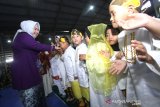 Bunda PAUD Kalsel Raudatul Jannah Sahbirin Noor (kiri) menyapa anak-anak saat menghadiri acara Gebyar Permainan Tradisional anak TK se-Kalsel di Indoor Borneo Futsal, Banjarmasin, Kalimantan Selatan, Selasa (19/11/2019). Dalam rangka memeriahkan hari pahlawan pengurus Ikatan Guru Taman Kanak Kanak Indonesia-Persatuan Guru Republik Indonesia (IGTKI-PGRI) Provinsi Kalsel mengadakan Gebyar Permainan Tradisional Anak yang bertujuan untuk membudayakan bermain permainan tradisional. Foto Antaranews Kalsel/Bayu Pratama S.