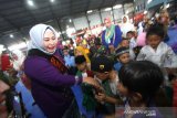 Bunda PAUD Kalsel Raudatul Jannah Sahbirin Noor (kiri) menyapa anak-anak saat menghadiri acara Gebyar Permainan Tradisional anak TK se-Kalsel di Indoor Borneo Futsal, Banjarmasin, Kalimantan Selatan, Selasa (19/11/2019). Dalam rangka memeriahkan hari pahlawan pengurus Ikatan Guru Taman Kanak Kanak Indonesia-Persatuan Guru Republik Indonesia (IGTKI-PGRI) Provinsi Kalsel mengadakan Gebyar Permainan Tradisional Anak yang bertujuan untuk membudayakan bermain permainan tradisional. Foto Antaranews Kalsel/Bayu Pratama S.