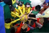 Anak-anak memainkan permainan Cuk Cuk Bimbi saat acara Gebyar Permainan Tradisional anak TK se-Kalsel di Indoor Borneo Futsal, Banjarmasin, Kalimantan Selatan, Selasa (19/11/2019). Dalam rangka memeriahkan hari pahlawan pengurus Ikatan Guru Taman Kanak Kanak Indonesia-Persatuan Guru Republik Indonesia (IGTKI-PGRI) Provinsi Kalsel mengadakan Gebyar Permainan Tradisional Anak yang bertujuan untuk membudayakan bermain permainan tradisional. Foto Antaranews Kalsel/Bayu Pratama S.