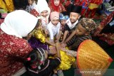 Anak-anak memainkan permainan Cuk Cuk Bimbi saat acara Gebyar Permainan Tradisional anak TK se-Kalsel di Indoor Borneo Futsal, Banjarmasin, Kalimantan Selatan, Selasa (19/11/2019). Dalam rangka memeriahkan hari pahlawan pengurus Ikatan Guru Taman Kanak Kanak Indonesia-Persatuan Guru Republik Indonesia (IGTKI-PGRI) Provinsi Kalsel mengadakan Gebyar Permainan Tradisional Anak yang bertujuan untuk membudayakan bermain permainan tradisional. Foto Antaranews Kalsel/Bayu Pratama S.