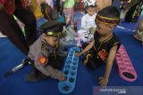 Anak-anak memainkan permainan Badaku saat acara Gebyar Permainan Tradisional anak TK se-Kalsel di Indoor Borneo Futsal, Banjarmasin, Kalimantan Selatan, Selasa (19/11/2019). Dalam rangka memeriahkan hari pahlawan pengurus Ikatan Guru Taman Kanak Kanak Indonesia-Persatuan Guru Republik Indonesia (IGTKI-PGRI) Provinsi Kalsel mengadakan Gebyar Permainan Tradisional Anak yang bertujuan untuk membudayakan bermain permainan tradisional. Foto Antaranews Kalsel/Bayu Pratama S.