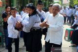 Siswa yang mengalami kesurupan dievakuasi ke Aula SMPN 1  Perak, Kabupaten Jombang, Jawa Timur, Selasa (19/11/2019). Sekitar 53 pelajar SMPN 1 Perak, Jombang mengalami kesurupan massal sejak seminggu lalu. Antara Jatim/Syaiful Arif/zk