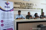 Ketua Komisi Kebenaran dan Rekonsiliasi (KKR) Aceh, Afridal Darmi (kedua kiri) didampingi Wakil Ketua Pokja Pengungkap Kebenaran, Evi Narti Zein (kedua kanan) memberikan keterangan terkait kasus dugaan penghilangan orang di Media Center, DPR Aceh, Banda Aceh, Senin (18/11/2019). KKR Aceh akan menghadirkan sebanyak 20 saksi yang juga keluarga dari korban dugaan penghilangan orang pada masa konflik Aceh untuk menyampaikan kesaksian mereka dalam Rapat Dengar Pendapat (RDK) yang akan digelar Selasa (19/11/2019) di DPR Aceh . Antara Aceh/Ampelsa.