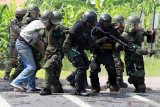 Pasukan anti Huru Hara Prajurit TNI AL mengamankan seorang pengunjuk rasa  saat simulasi penanggulangan huru hara di kawasan Bandara Juanda, Sidoarjo, Jawa Timur, Selasa (19/11/2019). Kegiatan tersebut bertujuan untuk melatih dan meningkatkan profesionalitas serta kesiapsiagaan Pasukan Huru Hara di Pangkalan Udara Angkatan Laut (Lanudal Juanda). Antara Jatim/Umarul Faruq/zk