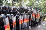 Pasukan anti Huru Hara Prajurit TNI AL menembakkan senjata saat simulasi penanggulangan huru hara di kawasan Bandara Juanda, Sidoarjo, Jawa Timur, Selasa (19/11/2019). Kegiatan tersebut bertujuan untuk melatih dan meningkatkan profesionalitas serta kesiapsiagaan Pasukan Huru Hara di Pangkalan Udara Angkatan Laut (Lanudal Juanda). Antara Jatim/Umarul Faruq/zk