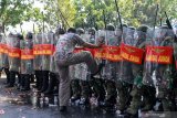 Pasukan anti Huru Hara Prajurit TNI AL menghadang pengunjuk rasa  saat simulasi penanggulangan huru hara di kawasan Bandara Juanda, Sidoarjo, Jawa Timur, Selasa (19/11/2019). Kegiatan tersebut bertujuan untuk melatih dan meningkatkan profesionalitas serta kesiapsiagaan Pasukan Huru Hara di Pangkalan Udara Angkatan Laut (Lanudal Juanda). Antara Jatim/Umarul Faruq/zk