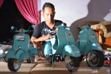 Fatkhurrohman (24) menyelesaikan pembuatan kerajinan miniatur motor vespa serta truk dari kaleng minuman bekas di Desa Ngumpul, Kecamatan Jogoroto, Jombang, Jawa Timur, Selasa (19/11/2019). Miniatur motor dari bahan kaleng minuman bekas ini dipasarkan secara online dengan harga mulai Rp70 ribu-Rp110 ribu per biji. Antara Jatim/Syaiful Arif/zk.