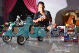 Fatkhurrohman (24) menyelesaikan pembuatan kerajinan miniatur motor vespa serta truk dari kaleng minuman bekas di Desa Ngumpul, Kecamatan Jogoroto, Jombang, Jawa Timur, Selasa (19/11/2019). Miniatur motor dari bahan kaleng minuman bekas ini dipasarkan secara online dengan harga mulai Rp70 ribu-Rp110 ribu per biji. Antara Jatim/Syaiful Arif/zk.