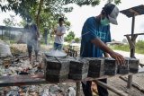 Sejumlah pengelola objek wisata Taman Bunga Impian Okura mengolah sampah plastik untuk dijadikan paving blok di Kota Pekanbaru, Riau, Senin (19/11/2019). Pengelola objek wisata menggunakan limbah plastik yang dihasilkan pengunjung untuk menghiasi taman bunga, dan butuh sekitar satu kilogram sampah plastik untuk pembuatan satu buah paving blok. ANTARA FOTO/FB Anggoro/nym.