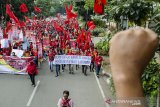 Massa buruh yang tergabung dalam KASBI Jawa Barat melakukan aksi unjuk rasa di depan Gedung Sate, Bandung, Jawa Barat, Rabu (20/11/2019). Aksi tersebut untuk menuntut pemerintah segera menetapkan dan menaikkan UMK 2020 minimal sebesar 15 persen, mencabut PP No 78 Tahun 2015 serta menolak kenaikan iuran BPJS. ANTARA FOTO/Novrian Arbi/agr