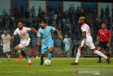 Pesepak bola Persela, Riyatno Abiyoso (tengah) berusaha melewati pemain Perseru Badak Lampung FC dalam pertandingan Liga 1 2019 di Stadion Surajaya Lamongan, Jawa Timur, Rabu (20/11/2019). Dalam pertandingan tersebut Persela berhasil mengalahkan Perseru Badak Lampung FC dengan skor 1-0. Antara Jatim/Syaiful Arif/zk.