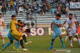 Pesepak bola Perseru Badak Lampung FC, Bojan Malisic (tiga kiri) dan kiper Daryono (kiri) mengawal pergerakan pemain Persela, Alex Dos Santos Goncalves (dua kiri) dalam pertandingan Liga 1 2019 di Stadion Surajaya Lamongan, Jawa Timur, Rabu (20/11/2019). Dalam pertandingan tersebut Persela berhasil mengalahkan Perseru Badak Lampung FC dengan skor 1-0. Antara Jatim/Syaiful Arif/zk.