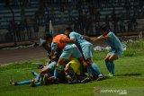 Pesepak bola Persela merayakan gol ke gawang Perseru Badak Lampung FC saat pertandingan Liga 1 2019 di Stadion Surajaya Lamongan, Jawa Timur, Rabu (20/11/2019). Dalam pertandingan tersebut Persela berhasil mengalahkan Perseru Badak Lampung FC dengan skor 1-0. Antara Jatim/Syaiful Arif/zk.