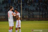 Pesepak bola Perseru Badak Lampung FC, Miftah Anwar Sani (kanan) menangis ditenangkan Antony Paul Golec (kiri) usai pertandingan melawan Persela di Stadion Surajaya Lamongan, Jawa Timur, Rabu (20/11/2019). Dalam pertandingan tersebut Persela berhasil mengalahkan Perseru Badak Lampung FC dengan skor 1-0. Antara Jatim/Syaiful Arif/zk.