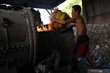 Seorang pekerja pabrik tahu menambahkan plastik ke tungku pembakaran di salah satu pabrik tahu yang menggunakan bahan bakar sampah plastik di Tropodo, Sidoarjo, Jawa Timur, Rabu (20/11/2019).  Pabrik tahu di wilayah tersebut terpaksa menggunakan sampah plastik sebagai bahan bakar karena harganya yang murah. Walaupun asap yang dihasilkan akibat pembakaran sampah plastik dapat menghasilkan zat dioksin yang dapat meracuni manusia, tumbuhan, binatang dan mencemari udara. Antara Jatim/Zabur Karuru