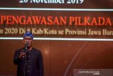 Gubernur Jawa Barat Ridwan Kamil memberikan kata sambutan saat acara peluncuran pengawasan pilkada serentak di Bandung, Jawa Barat, Rabu (20/11/2019). Peluncuran tersebut merupakan bagian dari Bawaslu untuk menginformasikan kepada seluruh masyarakat bahwa pelaksanaan pengawasan pemilu di tujuh Kabupaten dan satu Kota di Jawa Barat telah dimulai dan akan dilaksanakan pada 23 September 2020 mendatang. ANTARA FOTO/Raisan Al Farisi/agr