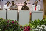 Kepala Kpw BI Provinsi Jawa Barat Doni P. Joewono (kiri), bersama Wakapolda Jabar Brigjen Pol Akhmad Wiyagus (kedua kiri), Aspidum Kejakasaan Tinggi Jabar Dwi Hartanta (kedua kanan), Dirkrimsus Polda Jabar Kombes Pol Iksantyo Bagus (kanan) melakukan pemusnahan barang temuan Uang palsu di Kantor Perwakilan BI Provinsi Jabar, Bandung, Jawa Barat, Rabu (20/11/2019). Sebanyak 57.971 lembar uang rupiah palsu pecahan Rp.1000 sampai Rp. 100 ribu hasil temuan seluruh wilayah di Jawa Barat dimusnahkan guna antisipasi peredaran dan bentuk nyata melindungi masyarakat dari uang rupiah palsu yang merugikan. ANTARA FOTO/Novrian Arbi/agr