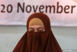 Istri narapidana terorisme Umar Patek, Gina Gutierez atau Ruqayyah binti Husein Luceno memberikan keterangan pers seusai menerima surat keputusan di Lapas Kelas 1 Surabaya di Porong, Sidoarjo, Jawa Timur, Rabu (20/11/2019). Pemerintah melalui Menteri Hukum dan Hak Asasi Manusia Republik Indonesia menerbitkan surat bernomor M.HH-16.AH.10.01 THN 2019 tentang Kewarganegaraan Repulik Indonesia atas nama Gina Gutierez Luceno resmi menjadi warga Negara Indonesia (WNI) yang sebelumnya berkewarganegaraan Filipina. Antara Jatim/Umarul Faruq/zk